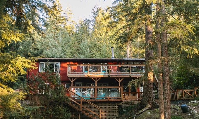 Bowen Island House | Dog-Friendly Family Getaway on Bowen
