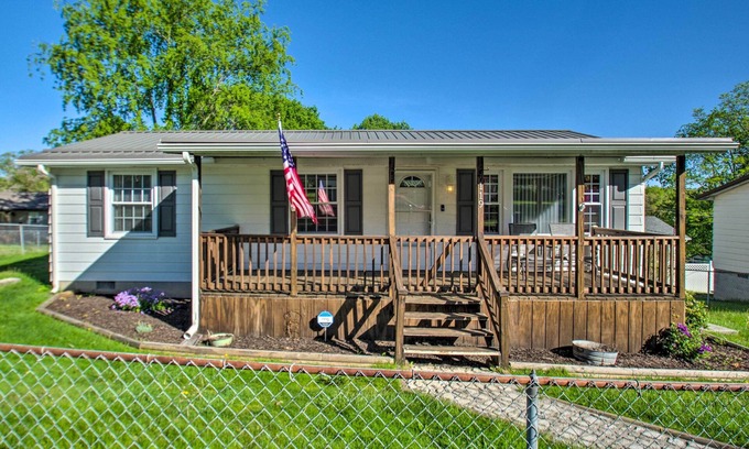 Fayetteville House | Dog-Friendly Fayetteville Home w/Hot Tub!