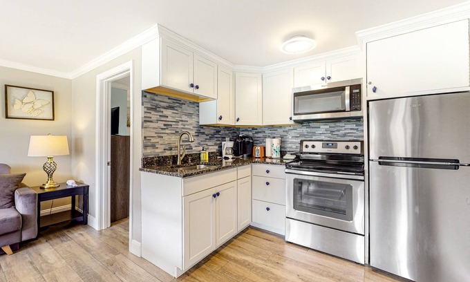 Oak Bluffs Condo | Dog-friendly first-floor seaside cottage with pool & tennis courts