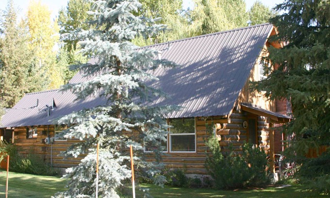Ketchum House | Dog-Friendly Fishing/Ski Log Home by River/Mountain – a Feeling of Old Ketchum