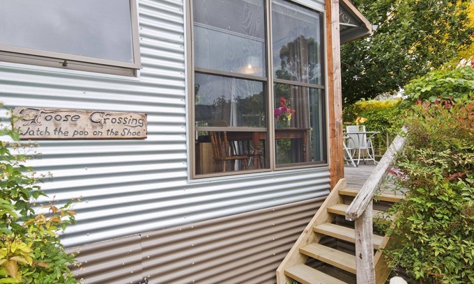 Lorne Apartment | Dog friendly Goose Crossing studio, 15 minute walk to the beachn9 Babington Lane