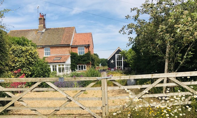 Ringstead Cottage | Dog friendly Gorgeous North Norfolk farm cottage.