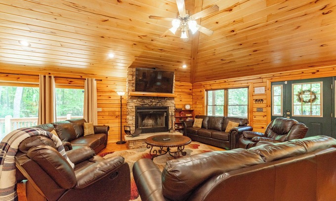 Oakland House | Dog Friendly Hexagon Log Cabin Near Deep Creek Lake