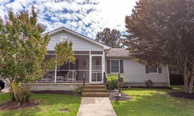 Country Club Estates House | Dog-Friendly Home w/Fenced Yard, 2 Porches & Walk to Downtown Rehoboth!
