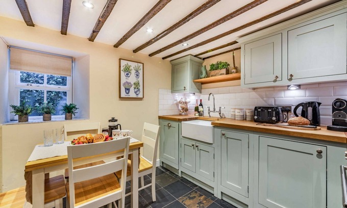 Woodstock Cottage | Dog friendly holiday cottage in the Cotswolds with a tranquil garden - Blenheim Cottage