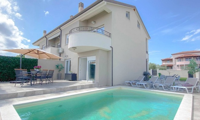 Novigrad House | Dog-friendly holiday home with barbecue area, private pool, washing machine, WiFi