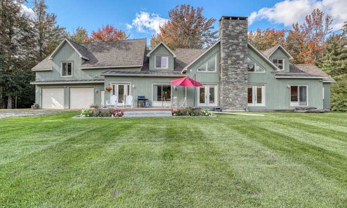 Londonderry House | Dog-Friendly Home 1/4 of a Mile from Magic Mountain Lifts w/ Gorgeous Ski Views