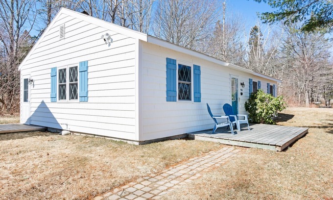 Seal Cove Cottage | Dog-friendly home in great locale close to the ocean with yard, streaming, W/D