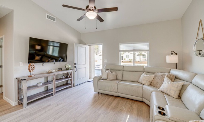 Greenacres House | Dog-Friendly Home Near Golfing in Bakersfield!