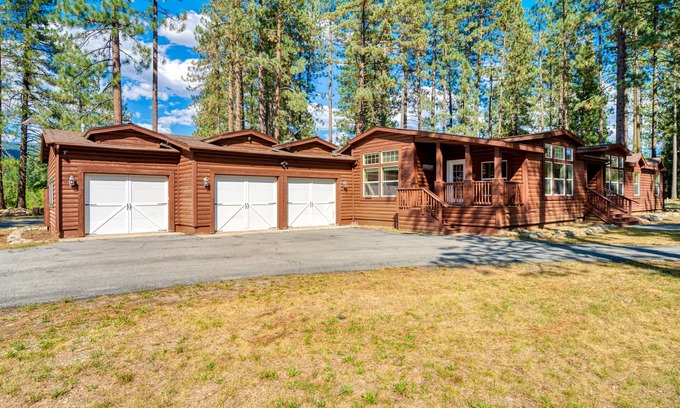 Sloat House | Dog-friendly home on 200 acres with great deck, fishing ponds & river access