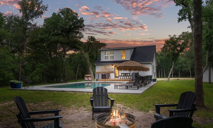 Flatonia House | Dog-friendly home on an acreage with pool, firepit