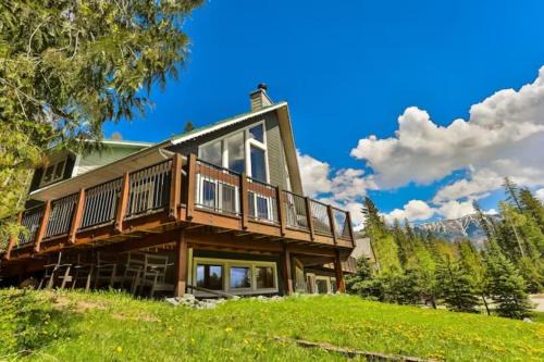 East Kootenay Apartment | Dog friendly Home on Ski Hill with Hot Tub by StayIn