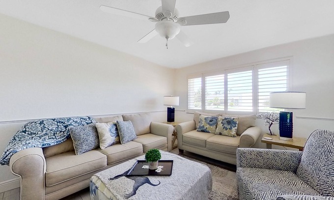 Fort Myers House | Dog-friendly home with screened lanai, central AC, & washer/dryer