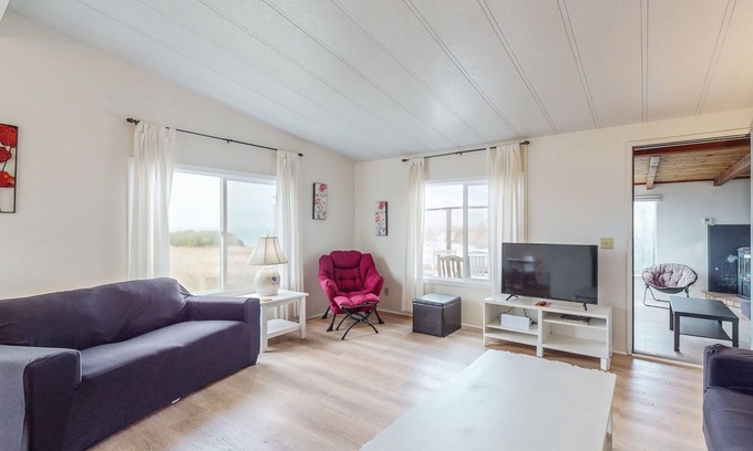 Fort Bragg Cottage | Dog-friendly home with private beach access, hot tub & stunning views