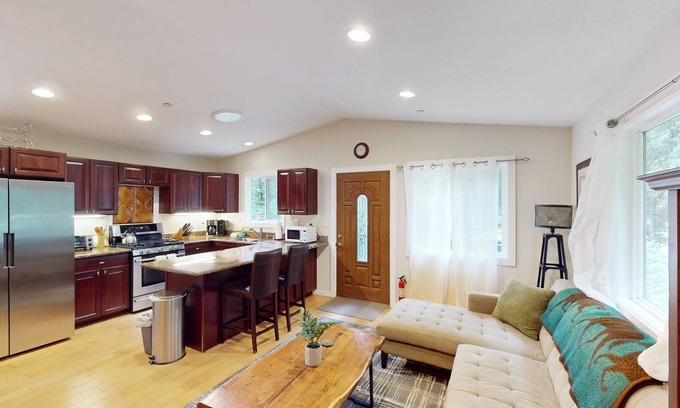 Villa Grande House | Dog-friendly home with a deck, hot tub, washer/dryer - golf nearby
