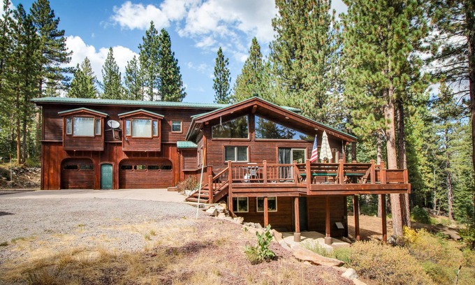 Truckee House | Dog-friendly home with private game room & five-hole disc golf course