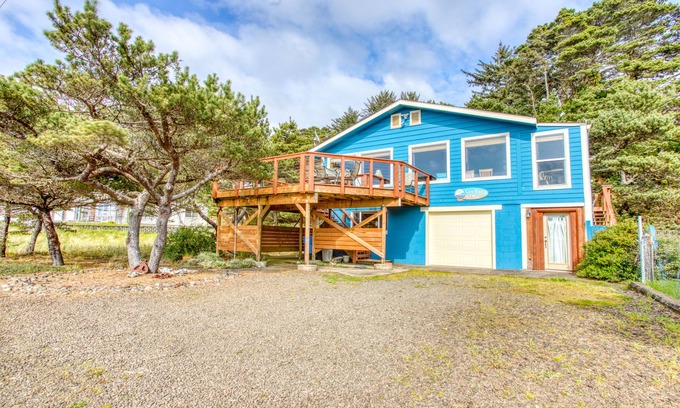 Bayshore Cabin | Dog-Friendly Home with Ocean Views, Easy Beach and Bay Access, and Free WiFi