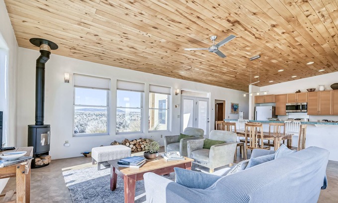 Arroyo Hondo House | Dog-friendly house with cabin, mountain views, central AC & washer/dryer