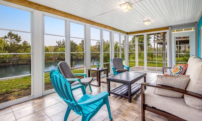 Keen-Wik On the Bay House | Dog-friendly Keen-wik on the Bay escape with canal views, deck