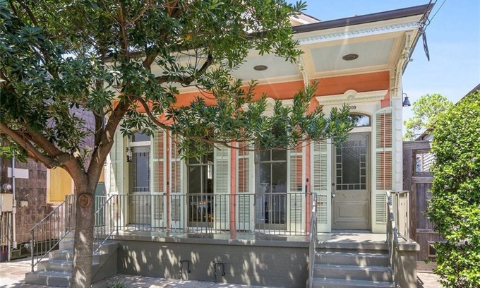 Bywater Apartment | Dog friendly! King Bed! 💜 of vibrant Bywater. Near French Quarter.