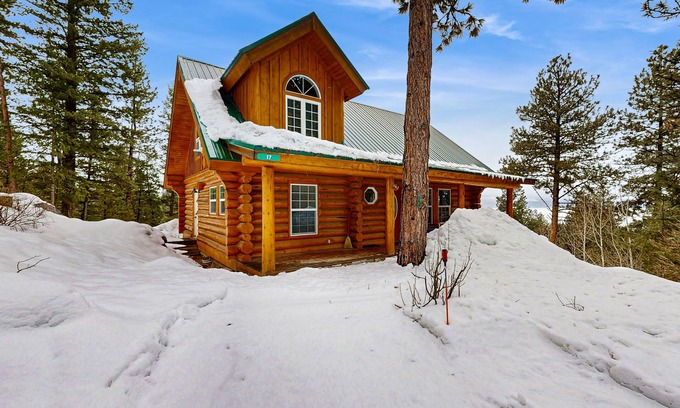 Cascade Cabin | Dog-Friendly Lake-View Cabin with Deck, Firepit & Pool Table