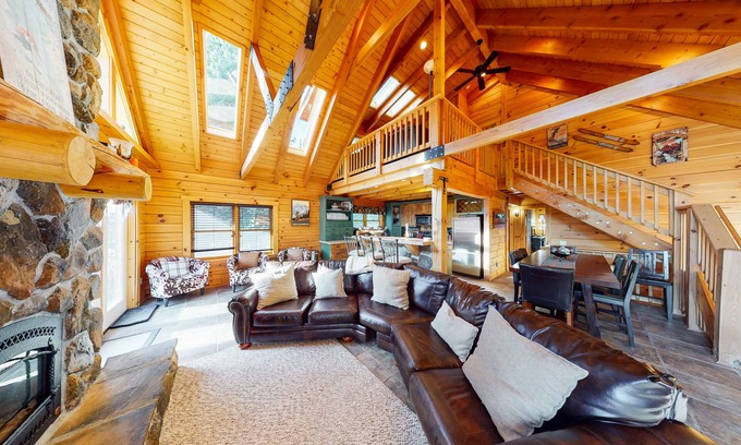 Quandary Village House | Dog-Friendly Little Bears Cabin w/Amazing Mountain Views, Free WiFi, Private W/D