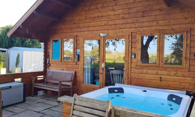 Dwyran Cabin | Dog Friendly Log Cabin with Hot Tub - Seiriol