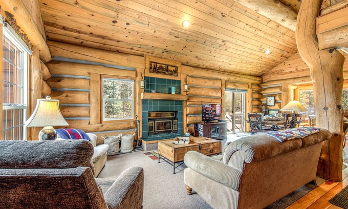 McCall House | Dog-friendly log cabin w/a private hot tub, firepit & room for the whole group
