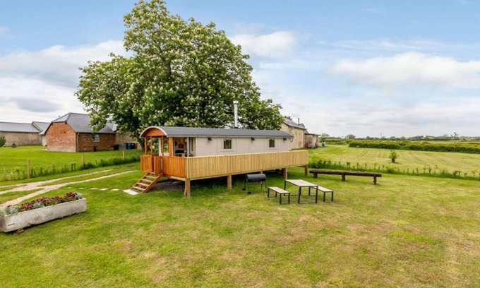 Faringdon Cottage | Dog friendly luxury shepherd's hut for 2 in the Cotswolds - Vespers
