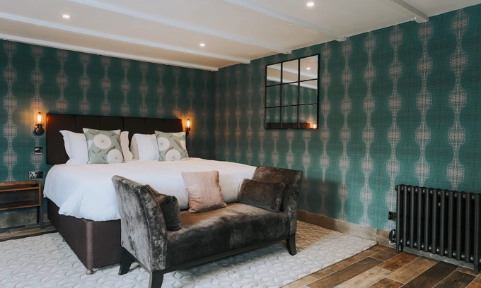 Newquay Apartment | Dog-friendly luxury super-king studio suite with full kitchen