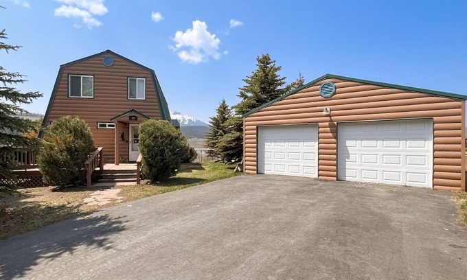 Island Park House | Dog Friendly! Mountain Lake Lodg,3Br/3Ba,Firepit,BBQ,LakeView,30m to YNP,Bunkhouse