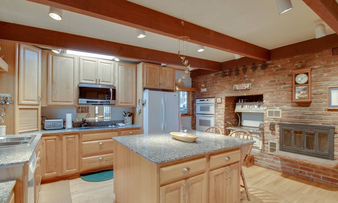 Lyons House | Dog-friendly mountain getaway with kitchen, patio, & mountain view