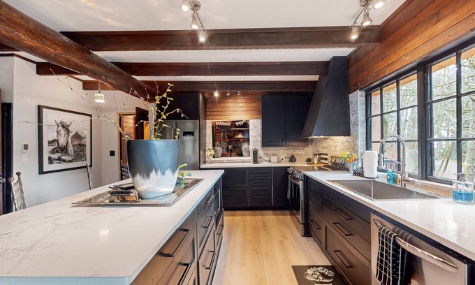 Mirrormont House | Dog-friendly mountain-view home with fireplace, deck, grill, streaming, & W/D