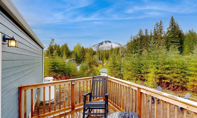 Carson Cabin | Dog-friendly mtn-view cabin near river with firepit, small deck, & washer/dryer