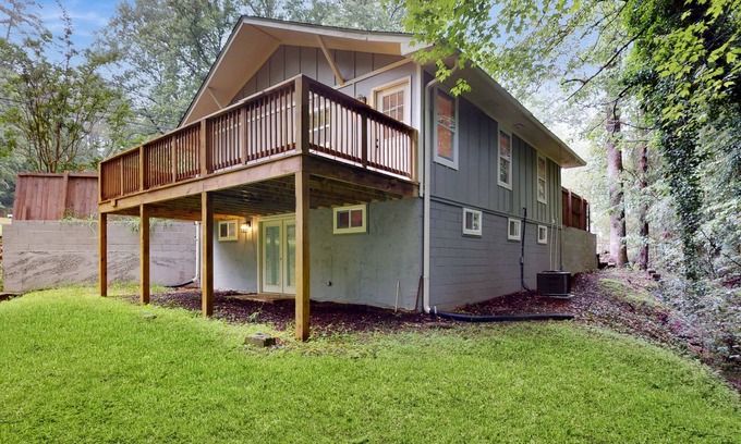 Clayton Cottage | Dog friendly private mountain cottage with large outdoor deck