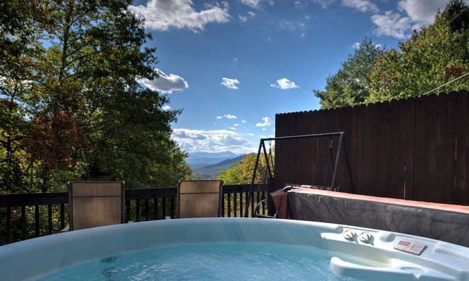 Fletcher House | Dog-Friendly Relaxing Cottage w/ Chef's Kitchen🍴, HOT TUB, & Mt. Pisgah Views⛰️