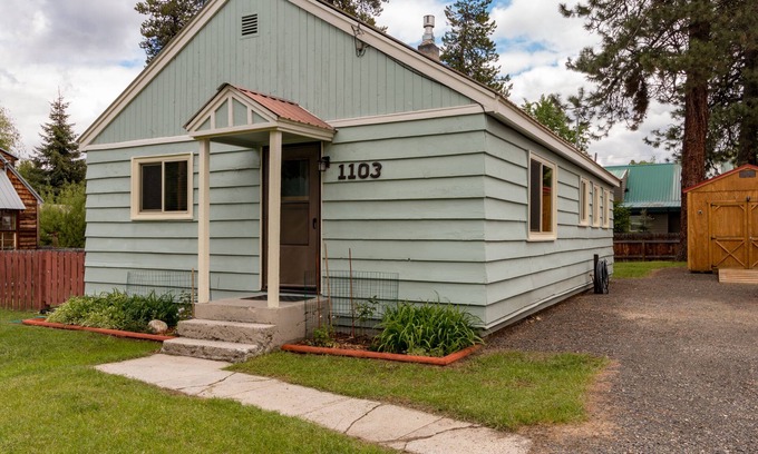 McCall House | DOG FRIENDLY REMODELED CABIN STEPS TO DOWNTOWN WITH PRIVATE FENCED YARD
