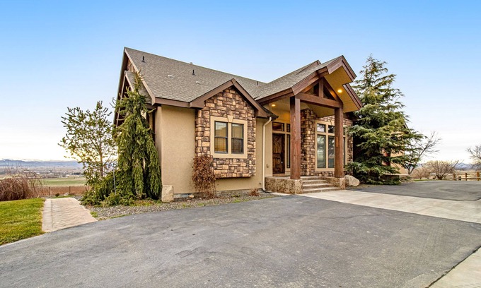 Canyon County House | Dog-Friendly Retreat on Vineyard w/Deck, Enclosed Yard & Fast WiFi