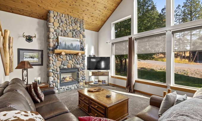 Ronald Cabin | Dog-Friendly Ronald Vacation Rental Cabin!