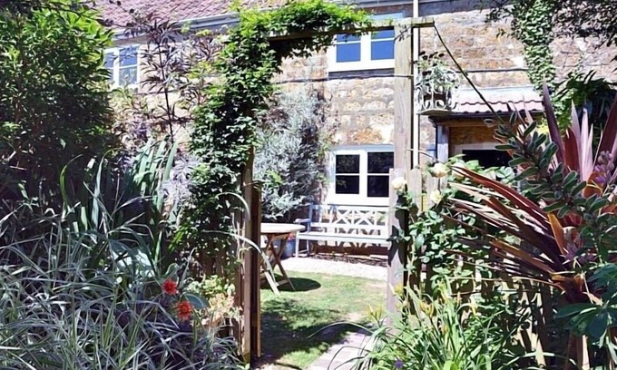 Bridport Cottage | Dog friendly, rural location,on network of footpaths,close to country pub