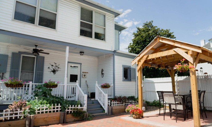 Woodstock House | Dog-friendly small-town charm near mountains and wineries with 4 bedrooms