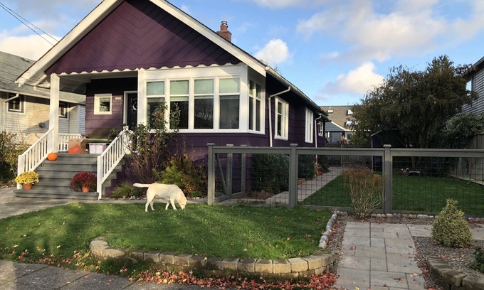 North Admiral Apartment | Dog friendly space in West Seattle for up to 4 people.