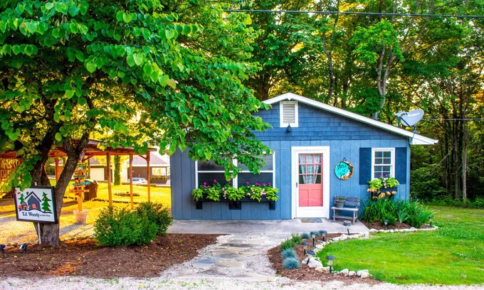 Eagle Rock Apartment | Dog Friendly Studio, Deck with Lake-view, Close to Eureka Springs, Free Wi-Fi