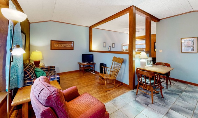 Eureka Springs House | Dog-friendly suite with a pool, fireplace, AC, & near downtown
