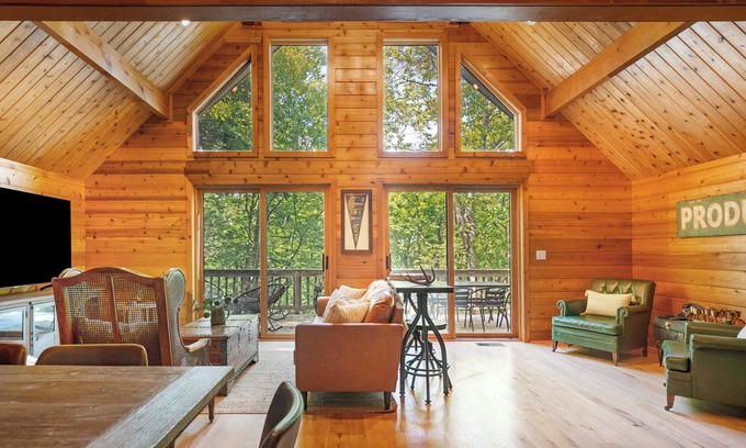 Nellysford Cabin | Dog Friendly Wooded Modern Cabin in Wintergreen with Deck & High Speed Wifi