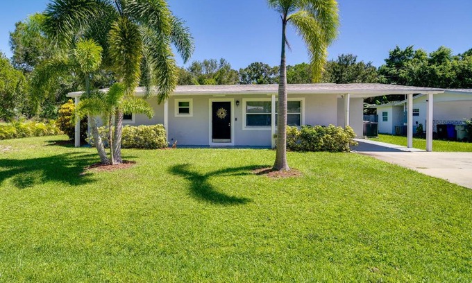 Vero Beach South House | Dog-Friendly Vero Beach Retreat with Porch and Grill!