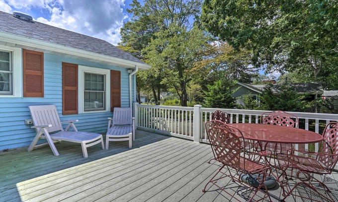 Waretown House | Dog-Friendly Waretown Home w/Furnished Deck!