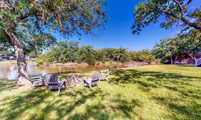Somerville House | Dog-friendly, Waterfront, Close to Lake Somerville
