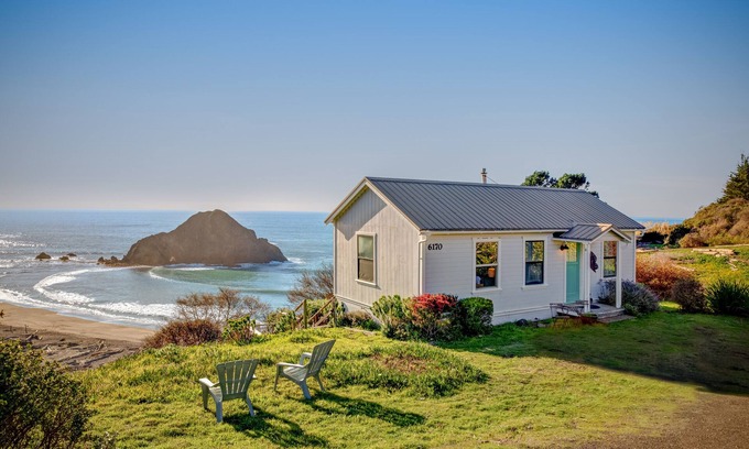 Elk House | Dog-friendly waterfront home with full kitchen & WiFi - near the beach