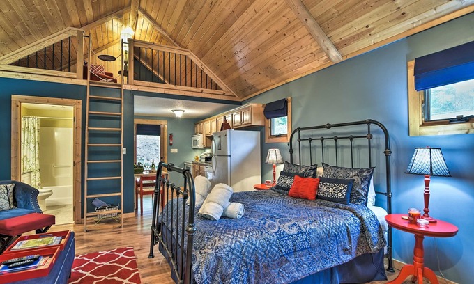 Weaverville Cabin | Dog-Friendly Weaverville Cabin Hot Tub & Fireplace